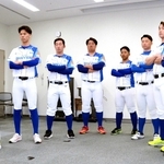 会見に臨んだ新入団の８選手＝まちづくり協働センター