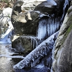 凍る水しぶき、幾筋ものつらら 厳寒が織りなす幻想的光景 三田・尼ン滝