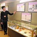 研究員たちの多彩な活動を紹介するパネルや道具が並ぶ＝県立人と自然の博物館