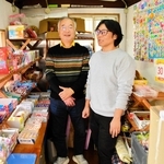 駄菓子屋「おけら」を営む岡松岳史さん（右）と末次修さん。所狭しと駄菓子が並ぶ＝三田市武庫が丘７