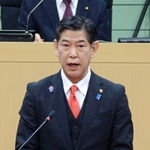 病院事業や当初予算案について説明する田村克也市長＝三田市議会議場