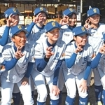 チームメートらに囲まれ、笑顔を見せるミッチェル・ゼンダー選手（前列中央）＝三田天満神社