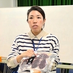 鹿肉を調理しながら話すハンターの林利栄子さん＝三田市弥生が丘６