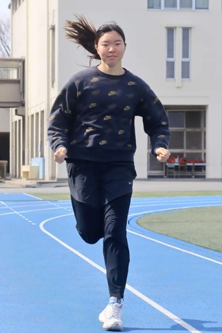 母校の滝川第二高校で練習に励む松下美咲さん＝神戸市西区春日台６