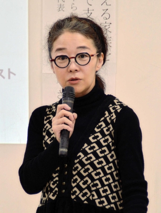 ひとり親世帯が抱える悩みなどについて話す安木麻貴さん＝三田市弥生が丘１
