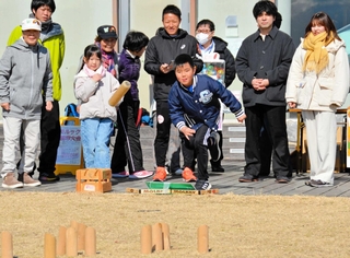 ２月に開かれた「モルック三田市大会」は、幅広い世代が熱中し盛り上がった＝三田市けやき台１