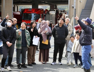 訓練に参加し、消防車などを見学する参加者ら＝三田市消防本部