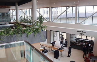 オープンする起業家支援施設。１階にはカフェも設けられる＝三田市学園４