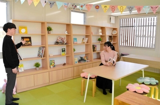 寄贈された本やワークショップを通じた交流を生み出す「あきちらいぶらりー」＝三田市弥生が丘１