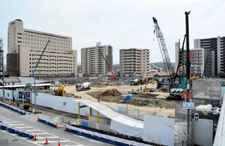 市街地再開発事業で工事中の三田駅南側。周辺の住宅地で地価が高くなっている＝三田市駅前町