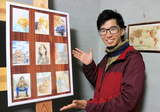 ペルーの街並みやマチュピチュなどを描いた水彩画を紹介する前渕直也さん＝三田市小野