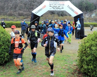 雨の中、勢いよくスタートした参加者たち＝三田市下青野、下青野公園