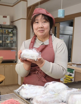 さんだ桜まつりで売り出す季節限定メニューを持つ「ポカポカパン」の羽渕みな子さん＝三田市下井沢