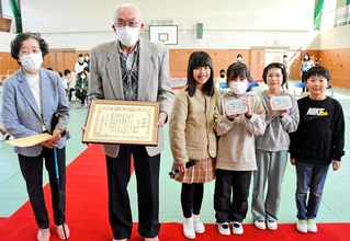 感謝状を受け取った（左から）福井正代さん、毅さん夫妻と手紙やみそを贈った４年生の児童ら＝三田市東本庄