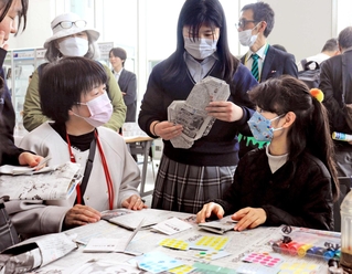 新聞紙でスリッパを作るワークショップ＝三田市三輪２、三田市役所