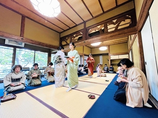 昨年１１月、念仏寺で開かれた「有馬大茶会」