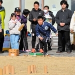 ２月に開かれた「モルック三田市大会」は、幅広い世代が熱中し盛り上がった＝三田市けやき台１