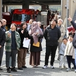 訓練に参加し、消防車などを見学する参加者ら＝三田市消防本部