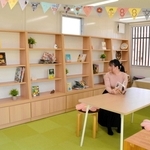 寄贈された本やワークショップを通じた交流を生み出す「あきちらいぶらりー」＝三田市弥生が丘１