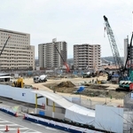 市街地再開発事業で工事中の三田駅南側。周辺の住宅地で地価が高くなっている＝三田市駅前町