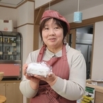 さんだ桜まつりで売り出す季節限定メニューを持つ「ポカポカパン」の羽渕みな子さん＝三田市下井沢