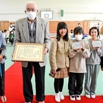 感謝状を受け取った（左から）福井正代さん、毅さん夫妻と手紙やみそを贈った４年生の児童ら＝三田市東本庄