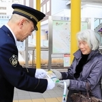 特殊詐欺への注意を呼びかけながら啓発グッズを手渡す齋藤健司署長（左）＝三田市駅前町