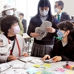 新聞紙でスリッパを作るワークショップ＝三田市三輪２、三田市役所