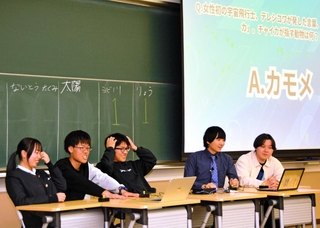 「ヨビノリたくみ」さん（右から２人目）や来場者が参加したクイズ大会も開かれた＝西宮市上ケ原一番町