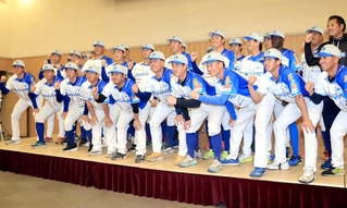 壮行会でガッツポーズをつくり、記念撮影をする選手たち＝三田市駅前町