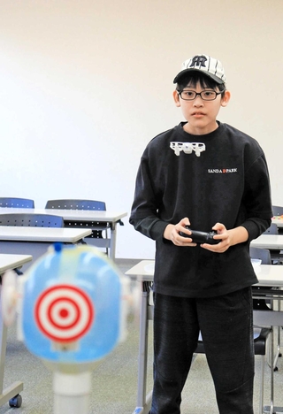ドローンを操縦するゆりのき台中の小向寛汰さん＝三田市尼寺