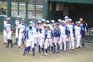 初戦を白星で飾り、喜ぶ兵庫ブレイバーズの選手ら＝神姫バスキッピースタジアム