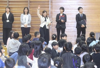 新担任の発表などが行われた始業式＝三田市上井沢、広野小