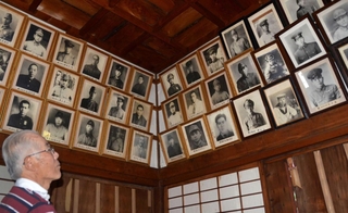 ２０２４年５月、「忠魂堂」の内部の壁には、三田地区出身の戦没者の遺影が掲げられていた