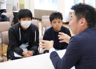 イベントで真剣な表情で話を聞く中学生＝神戸市内（濱田さん提供）