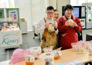 「キラリ」開店１０年をアピールするスタッフら＝三田市役所