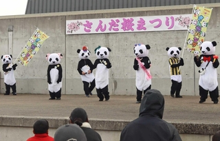 「さんだ桜まつり」のステージに登場した「さんだパンダ」＝三田市天神１
