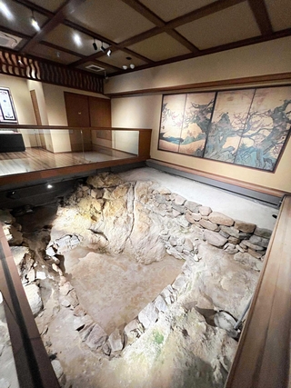 太閤の湯殿館にある「岩風呂」の遺構