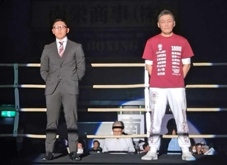 引退式でテンカウントゴングを聞く加納陸さん（左）と大成ジムの丸元大成会長＝大阪市のエディオンアリーナ大阪第２競技場