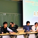 「ヨビノリたくみ」さん（右から２人目）や来場者が参加したクイズ大会も開かれた＝西宮市上ケ原一番町