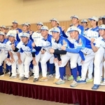 壮行会でガッツポーズをつくり、記念撮影をする選手たち＝三田市駅前町