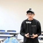 ドローンを操縦するゆりのき台中の小向寛汰さん＝三田市尼寺