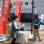 署名への協力を呼びかける「『田村市長にＮＯ』の会」の関係者ら＝三田市武庫が丘７