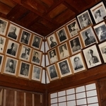 ２０２４年５月、「忠魂堂」の内部の壁には、三田地区出身の戦没者の遺影が掲げられていた