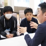 イベントで真剣な表情で話を聞く中学生＝神戸市内（濱田さん提供）