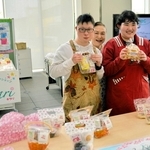 「キラリ」開店１０年をアピールするスタッフら＝三田市役所