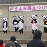 「さんだ桜まつり」のステージに登場した「さんだパンダ」＝三田市天神１