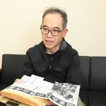 事故発生当初の記事をめくる平野耕一さん＝三田市三輪２（撮影・吉田敦史）