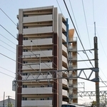 尼崎ＪＲ脱線事故から５年の事故現場付近。快速電車が激突した９階建てマンションはそのままになっていた＝２０１０年４月、尼崎市久々知３