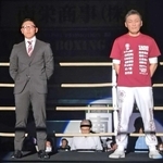 引退式でテンカウントゴングを聞く加納陸さん（左）と大成ジムの丸元大成会長＝大阪市のエディオンアリーナ大阪第２競技場